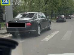 «Это президентский за 40 миллионов?»: на краснодарских дорогах засняли элитное авто Aurus Senat