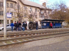  В Краснодаре машина перевернулась и вылетела на остановку 