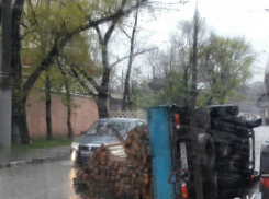 Наполненный бревнами грузовик перевернулся во время движения в Новороссийске