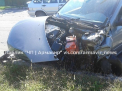 В Армавире «Калина» врезалась в «Шевроле» и отлетела в столб