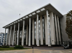 Возмущенные автовладельцы устроили собрание у здания суда в Краснодаре