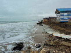 Сильный шторм разгромил морские пляжи в Краснодарском крае