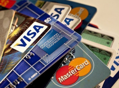 Сотрудница новороссийского банка «вешала» на людей кредитные карты, а деньги брала себе 