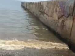 Сочи встретит туристов пляжами в фекалиях и желтой пене