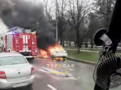 В центре Краснодара на дороге сгорел автомобиль