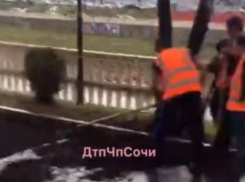 «Дождь, нет не слышали»: как сочинские дорожники укладывали новый асфальт 