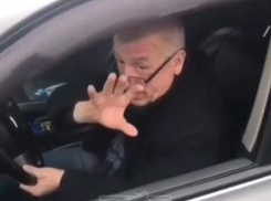 Неадекватный водитель застрял на газоне в Краснодаре