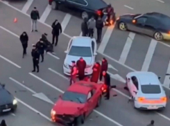 В центре Краснодара Mustang протаранил две иномарки и сбил полицейского