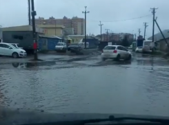  После дождя под водой оказалась улица Шаляпина в Краснодаре 