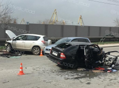 Еле достали пострадавшего после лобового столкновения двух легковушек в Новороссийске