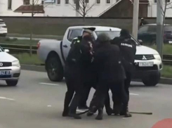 Пожилой мужчина с дубинкой напал на полицейских в Краснодаре