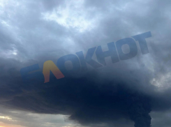В Краснодаре обломки попали в многоквартирные дома и загорелся складской комплекс 