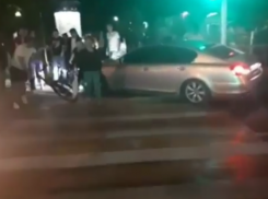  «Паркуюсь, как хочу»: Водитель на Lexus придавил девушку на тротуаре в Краснодаре 