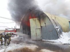В Краснодаре потушили склады, горевшие более 15 часов 