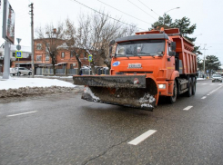 В Краснодаре продолжаются снегоуборочные работы