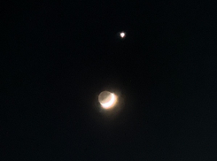 Жители Краснодара сфотографировали сближение Луны и Венеры