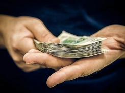 В Краснодаре сотрудник полиции требовал с подруги воровки 100 тысяч рублей