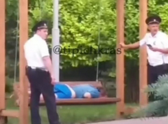 Полицейские в Анапе убаюкали на качелях пьяницу - ВИДЕО