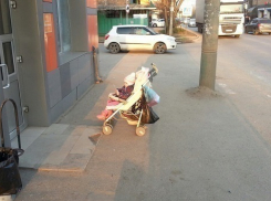 В Краснодаре мать ушла в магазин и оставила ребенка в коляске на улице 