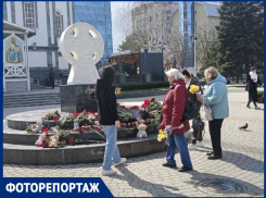Краснодарцы продолжают нести цветы к мемориалу в память о жертвах теракта