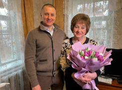 Андрей Анашкин поздравил жительниц своих округов с наступающим 8 марта