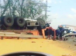 Под Армавиром перевернулся КамАЗ, есть погибший 