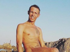 Голый Алексей Панин устроил фотосессию на пляже в Анапе 