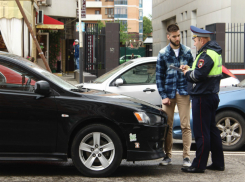 В центре Краснодара окровавленный пешеход повис на ремне после наезда «Митсубиси»