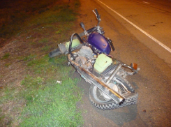 На Кубани пьяный мотоциклист без прав протаранил иномарку