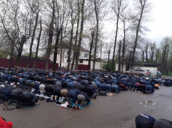 Сотни мусульман молятся на улицах Краснодара на Ураза-байрам из-за отсутствия мечети