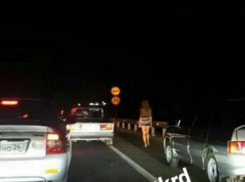 Девушке пришлось идти вдоль дороги, чтобы не пускать «обочечников» в пробке на Краснодар