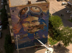 В честь Дня Победы в Краснодаре на многоэтажке нарисовали портрет советской летчицы