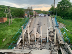 В Краснодарском крае ввели режим ЧС из-за обрушения моста