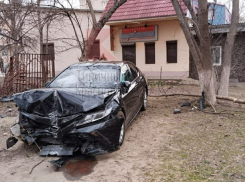 В Краснодаре «Тойоту» выкинуло на детскую площадку