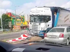 Две фуры столкнулись в Краснодаре