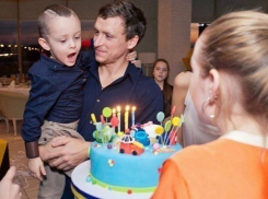 Четырехлетний сын Мамаева учится танцевать нижний брейк