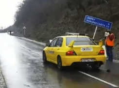 Организаторы гонок под Новороссийском час не пропускали беременную девушку в больницу