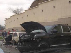 В Сочи водитель дорогой иномарки «со страха» протаранил «Жигули»