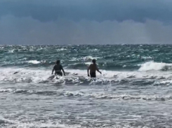 Люди в плавках и пуховиках: блогер показал обстановку на пляже Анапы в октябре