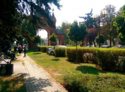 Девушка за рулем «Яндекс.Такси» улетела с дороги в сквер в Краснодаре 