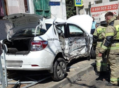 В Краснодаре водитель такси врезался в троллейбус
