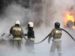 Спустя свыше пяти часов пожар на складе в Краснодаре потушили