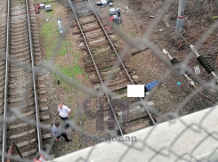 Тело лежит под мостом на Офицерской: в Краснодаре поезд обезглавил мужчину