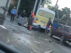 Грузовик и маршрутка столкнулись в Краснодаре 