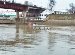  Спасатели обнаружили джип, рухнувший в реку на Кубани