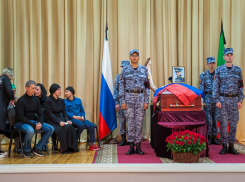 «Мог спастись, но погибли бы гражданские»: в Альметьевске простились с летчиком потерпевшего крушение в Краснодарском крае Су-25