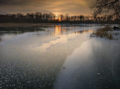  Четверых подростков, провалившихся под лед в Тимашевском районе, ищут спасатели