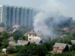 В Краснодаре горит дом: горожан напугал треск полыхающего шифера