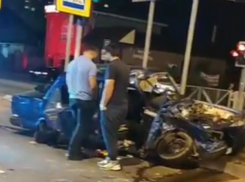 Водитель легковушки, пролетев на красный, врезался в маршрутку в Краснодаре