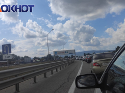 «Во всём виноваты обочечники»: краснодарцы полтора часа стоят в пробке к Чёрному морю